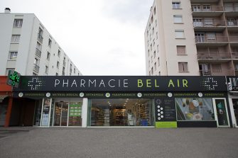 Pharmacie Bel air caisson ajourage relief 2