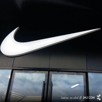 Lettres en relief Nike