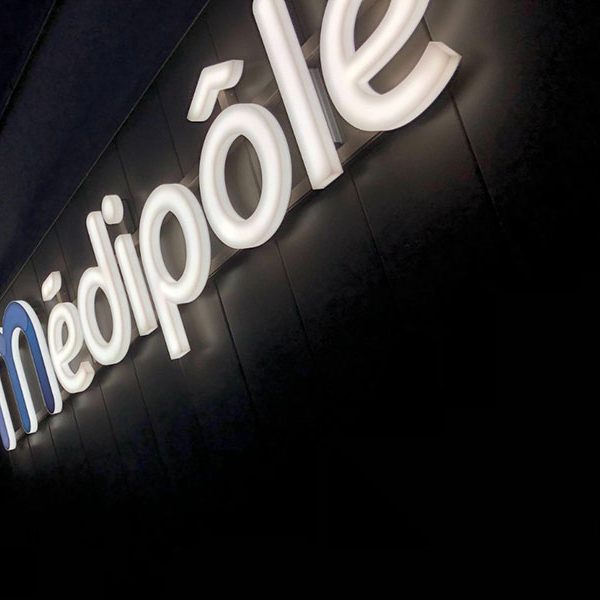 enseigne lumineuse médipôle