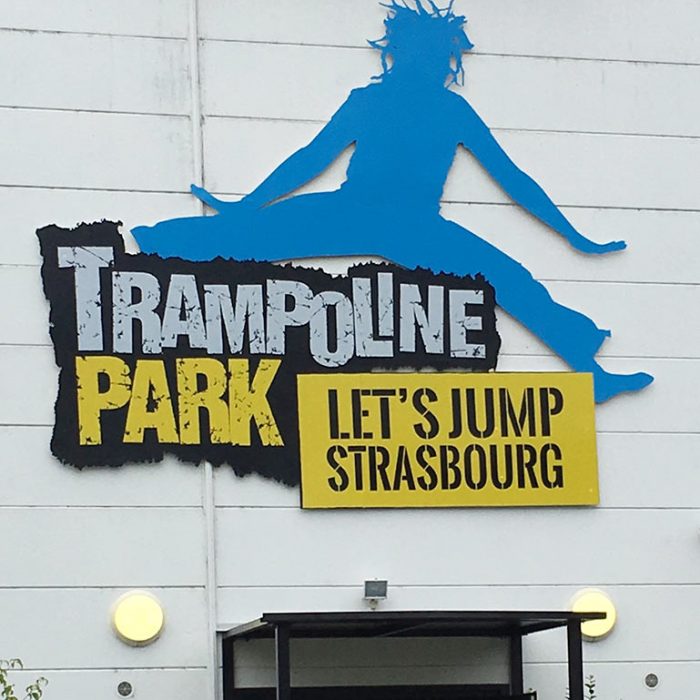 Trampoline park panneau découpe